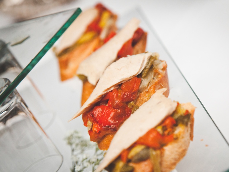 Tostas de ventresca de bonito del norte con pimientos asados