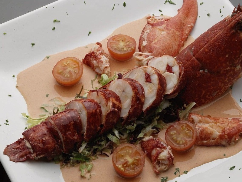 Ensalada de medallones de bogavante con tres salsas