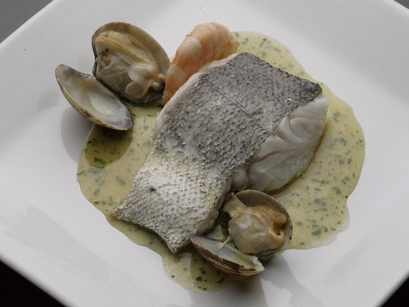 Lomos de merluza de anzuelo a la cazuela con langostinos y almejas