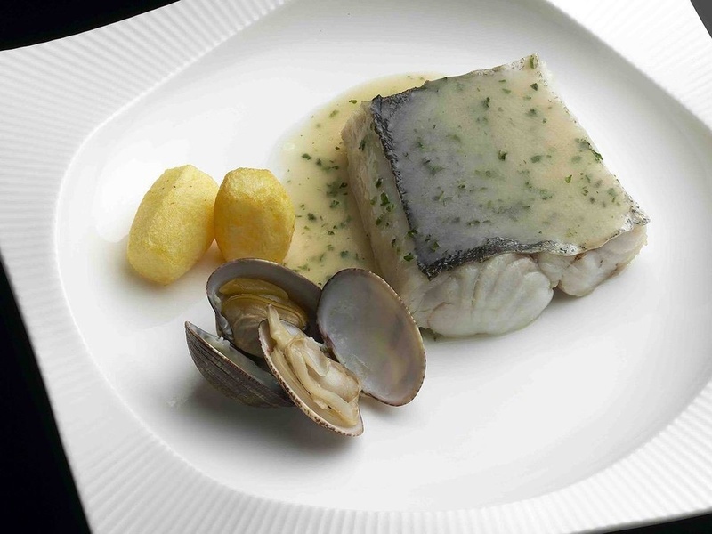 Lomos de merluza de anzuelo en salsa verde con almejas