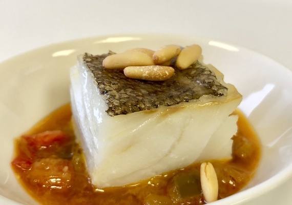Lomos de bacalao al club ranero con piñones