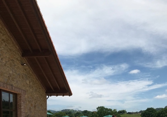 Amplia terraza y aceras para que disfruten los invitados de una boda campestre y chic en el medio rural asturiano. Sariego. Asturias.
