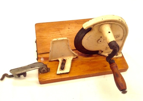 Utensilio cortafianmbre de rabil o manivela utilizado en los chigres tienda antiguos para cortar el embutido