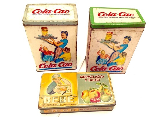 Latas de hojalata antiguas que se utilizaban para diferentes productos comestibles hace años. Se vendían en las tiendas antiguas de coloniales