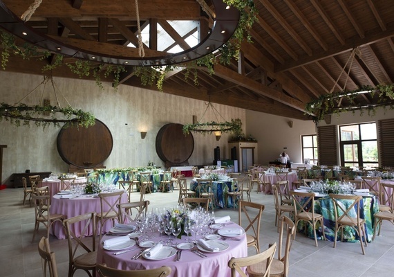 Salón montado para boda en Asturias Mesas y sillas para boda 